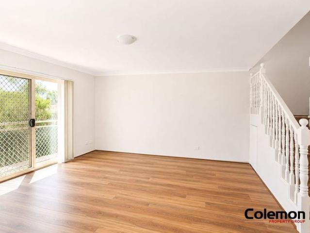 Neat & Tidy Townhouse In Convenient Location
