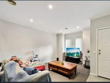 Neat & Tidy Townhouse in Convenient Location!
