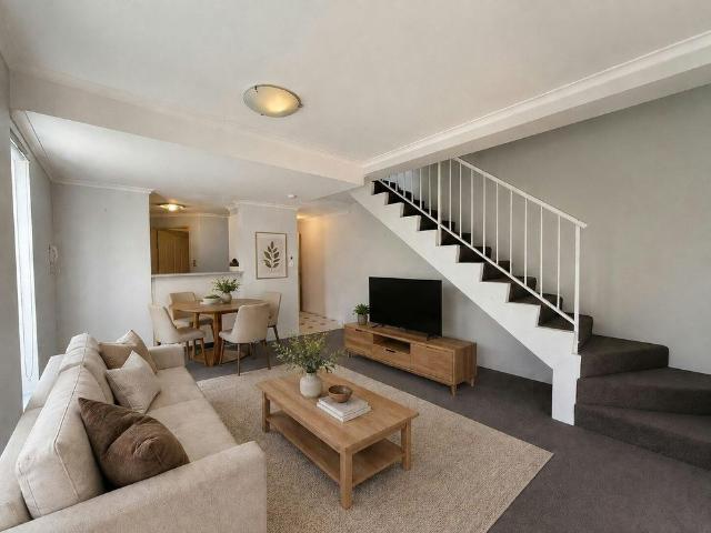 NEAT & TIDY TOWNHOUSE IN HANDY LOCATION