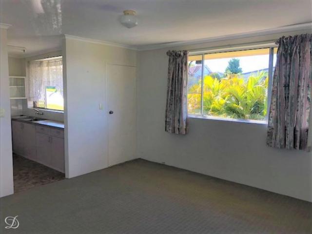 Neat & Tidy Top Floor Unit