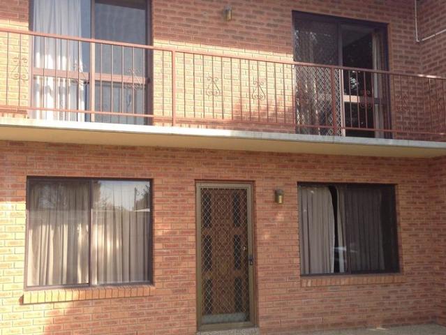 NEAT & TIDY THREE BEDROOM TOWNHOUSE