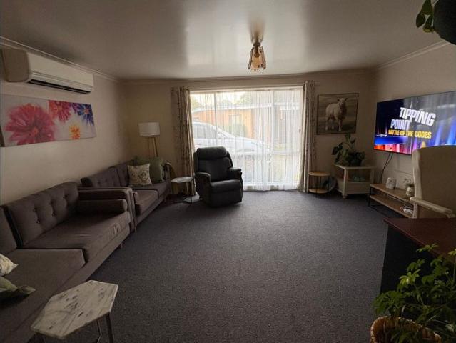 Neat & Tidy Three Bedroom Unit in a Convenient Location