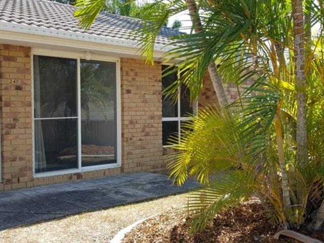 Neat & Tidy Two Bedroom Duplex with Private Courtyard