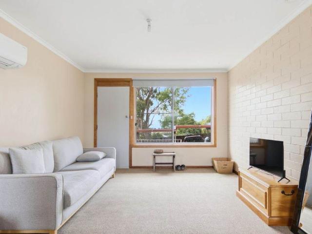Neat & Tidy Two Bedroom Unit in Convenient Prospect Location