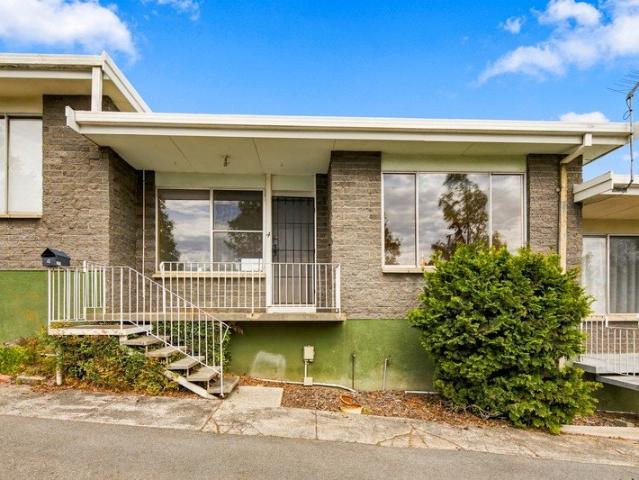 Neat & Tidy Two Bedroom Unit in Convenient Prospect Location