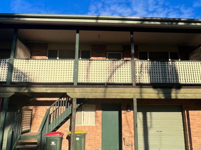 NEAT & TIDY UNIT CLOSE TO TOWN!