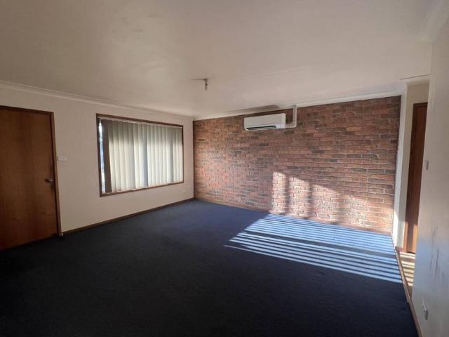NEAT & TIDY UNIT CLOSE TO TOWN!