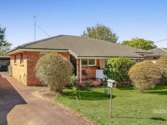 Neat & Tidy Unit in a Prime Centenary Heights Location
