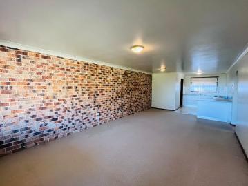 Neat & Tidy Unit in Convenient Location