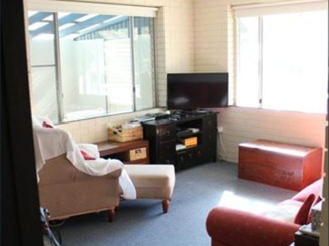 Neat & tidy upstairs unit in Shoal Bay