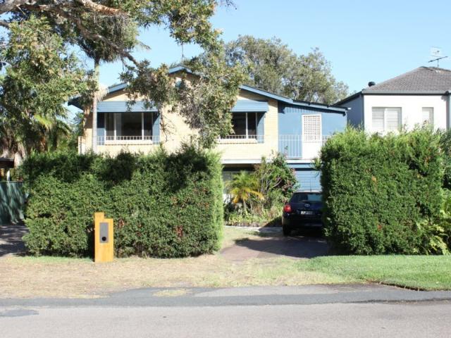 Neat & tidy upstairs unit in Shoal Bay