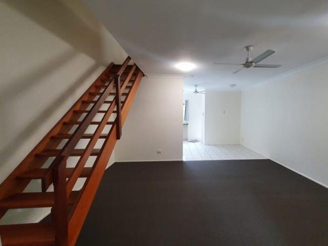 NEAT TOWNHOUSE IN CONVENIENT LOCATION