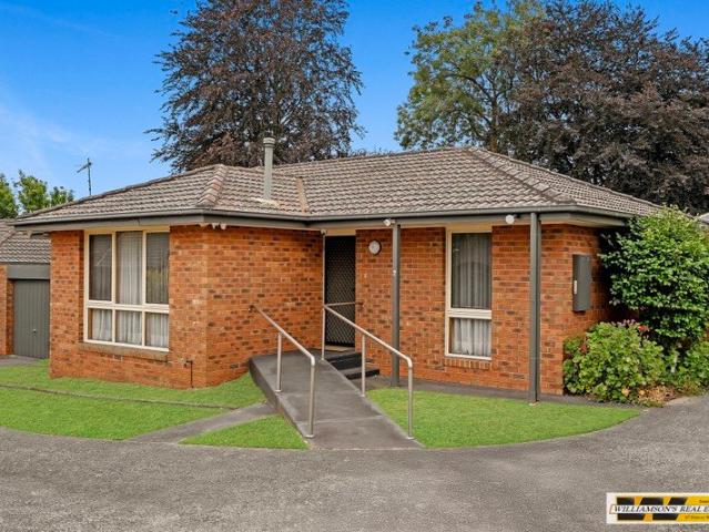 Neat unit in prime quiet location close to town centre