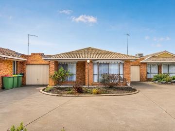 Neat unit with outdoor area