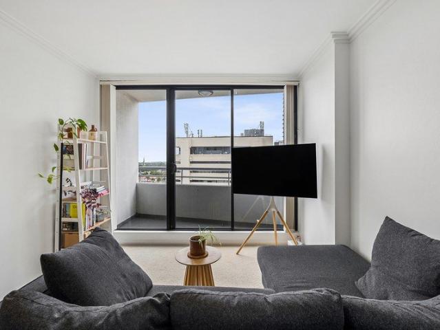 Neat urban haven with exceptional district views