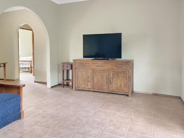 Neat villa, walk to beach & shops