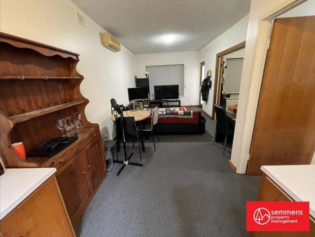 NEAT 1 BEDROOM UNIT ON GROUND FLOOR EASY ACCESS INTO CBD