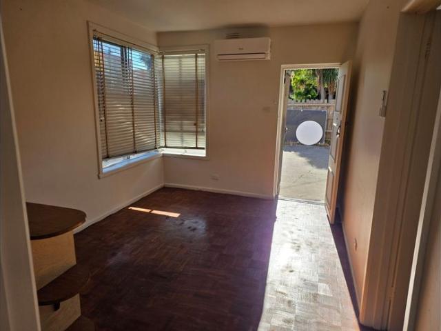 Neat 1 Bedroom Unit close to all amenities!