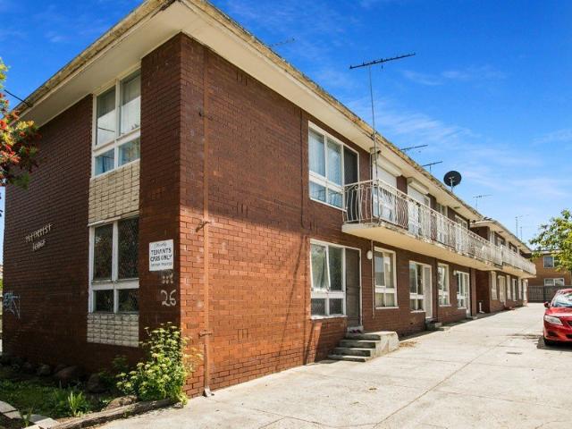 Neat 1 Bedroom Apartment with Alarm System and Car Space in Albion