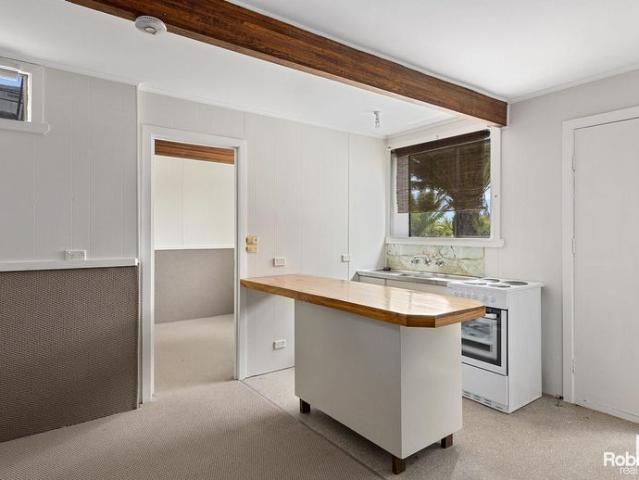 Neat 1 Bedroom Flat with Convenient Living