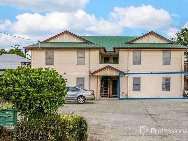 Neat 1 Bedroom Semi Furnished Unit Walk to Mary Street