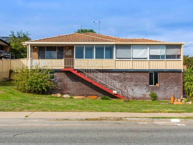 NEAT 2 BED FRONT DUPLEX IN THE BEST LOCATION RIGHT ACROSS FROM THE WATER!