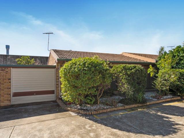 NEAT 2 BED TOWNHOUSE WITH GARAGE