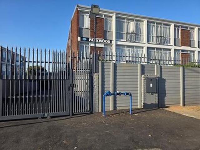 neat 2 bedroom townhouse in a well m.