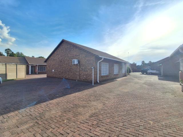 NEAT 2 BEDROOM TOWNHOUSE TO RENT IN ARCON PARK – AVAILABLE IMMEDIATELY!