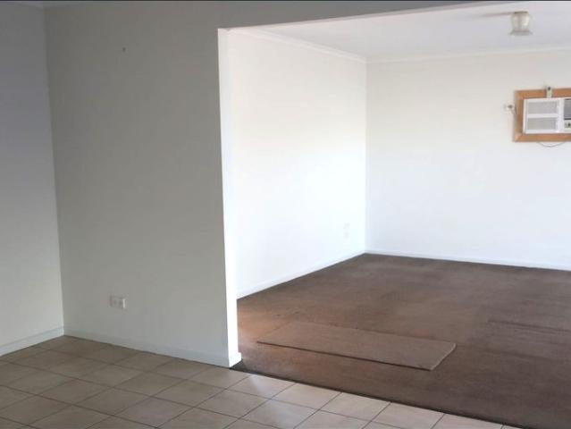 Neat 2 Bedroom Unit Close To Plaza Shopping Centres
