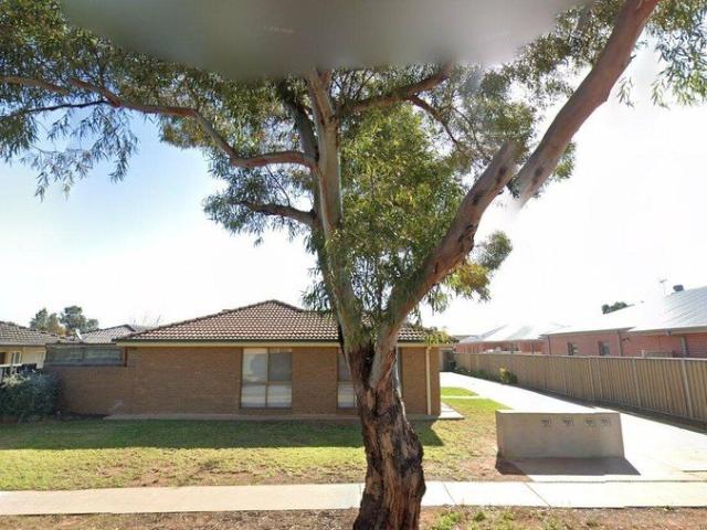 Neat 2 Bedroom Unit Close To Plaza & Shopping Centres