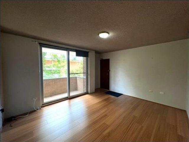 Neat 2 Bedroom Unit, Fantastic Location!