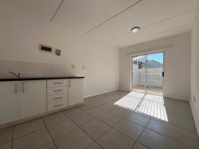 Neat 2 Bedroom Unit in a Well Maintained Setting
