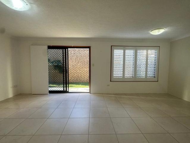 Neat 2 Bedroom Unit in Prime Labrador Location –Just steps away from the Broadwater!