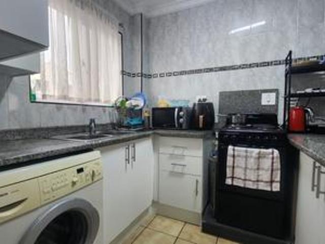 neat 2 bedroom apartment in gated co.