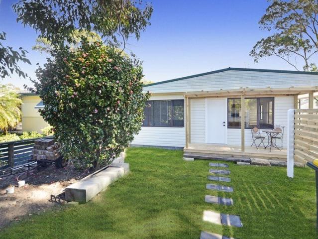 Neat 2 bedroom house near schools and transport