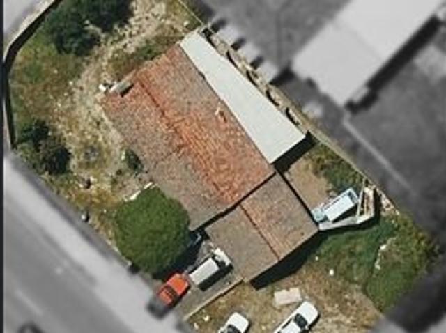 Neat 3x1 with double l/up garage. fully Overseas students/family. FIFO and locals all welcome. l/up fenced yard. polish floorboard. Walk to school