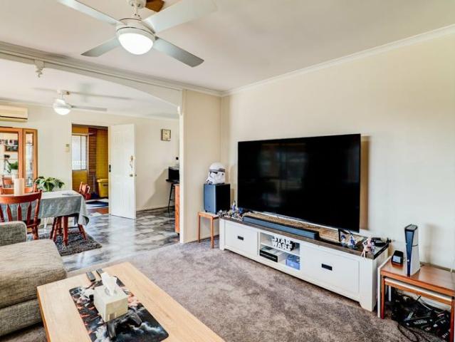 NEAT 3 BED HOME IN CENTRAL GATTON