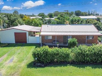 Neat 3 Bedroom with Large Shed by the Coast