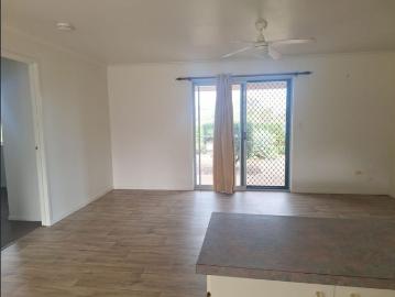 Neat 3 Bedroom with Large Shed by the Coast