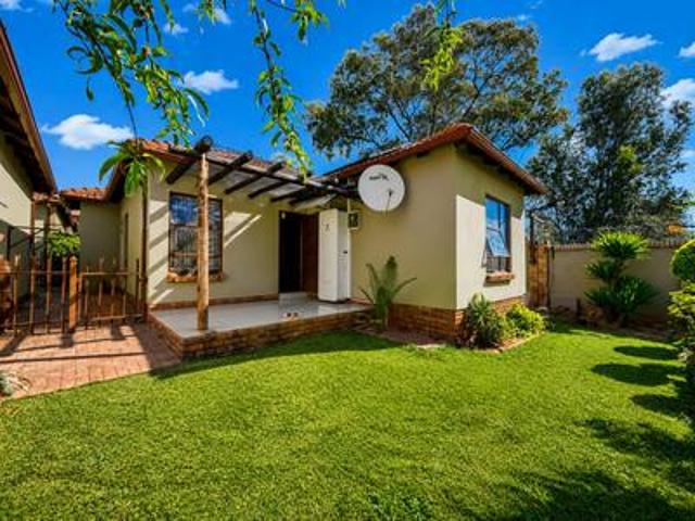 neat 3 bedroom home in secure heatherview