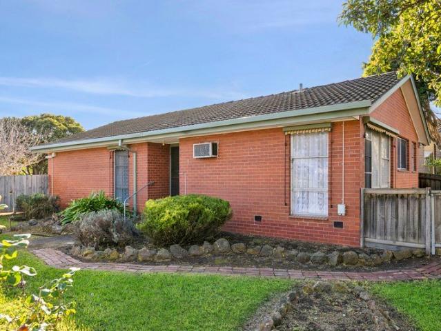 Neat 3 Bedroom Home with Dual Driveway Access