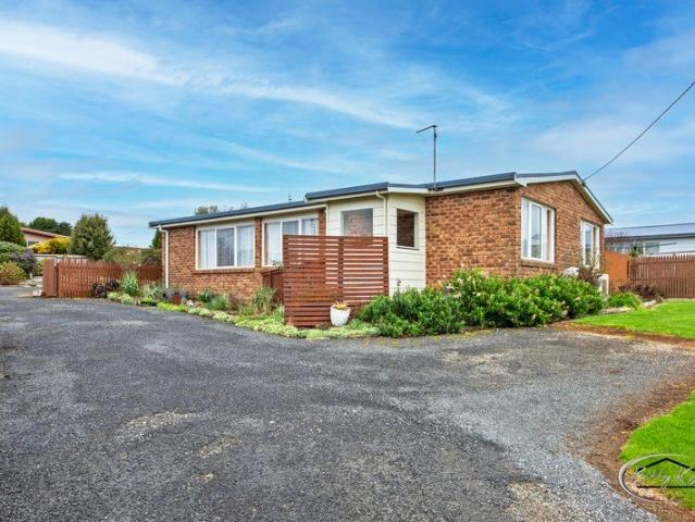 Neat 3 Bedroom Low Maintenance Living in a great location!