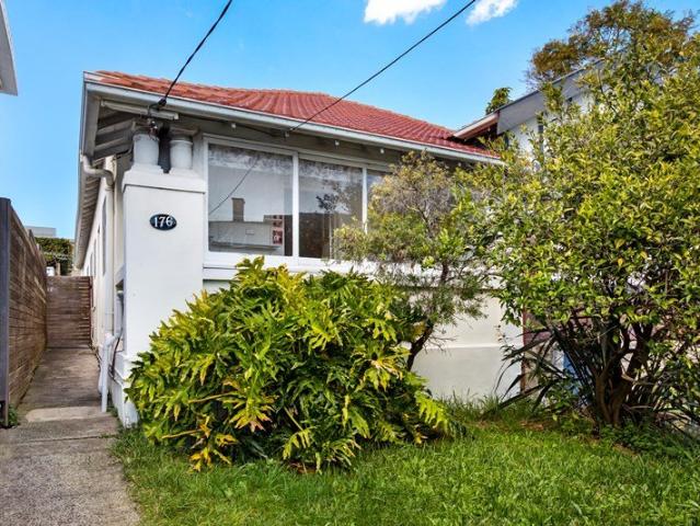 Neat 3 bedroom, freshly painted only moments to the Junction
