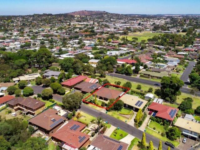 Neat 5 Bedroom Home in Mount Gambier
