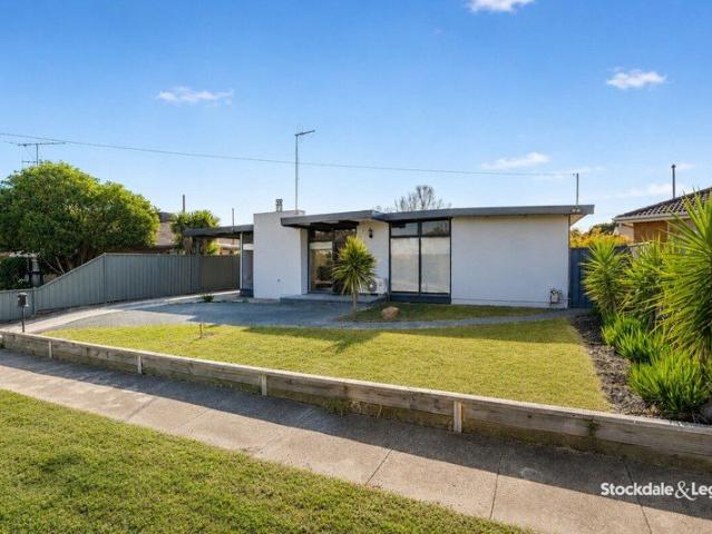 SUNLIT FAMILY HOME WITH SOLAR POWER & SPACIOUS BACKYARD IN MOOROOPNA