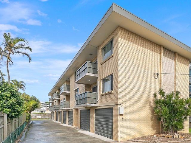 Neatly Presented First Floor 2 Bedroom Unit with Balcony Quiet Complex in the Heart of Morningside