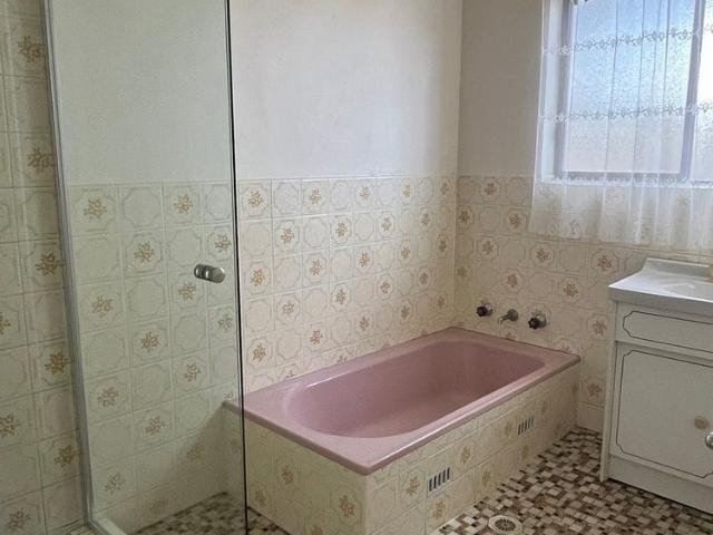 Neatly presented unit close to the town centre