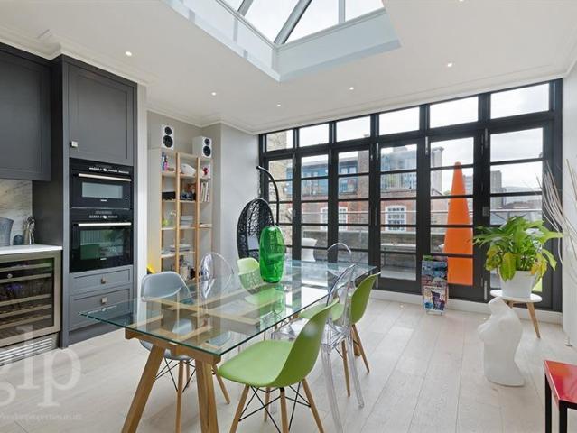 Neal Street, Covent Garden, WC2H 3 bed townhouse to rent £7,367 pcm £1,700 pw
