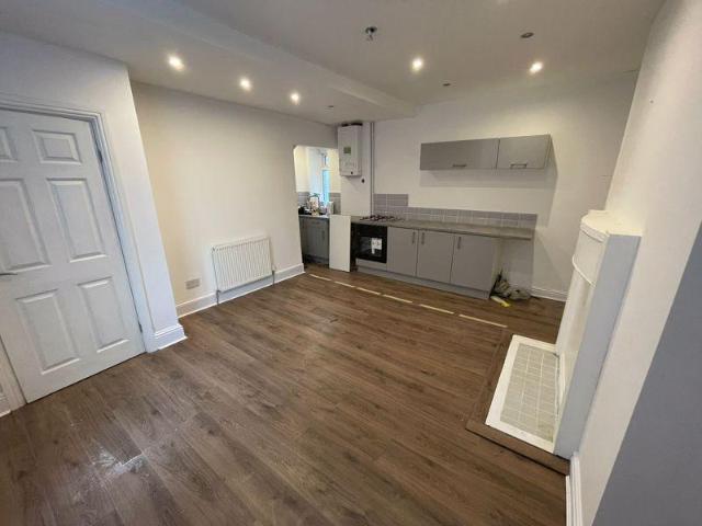 Neale Road, Huddersfield 2 bed terraced house to rent £650 pcm £150 pw
